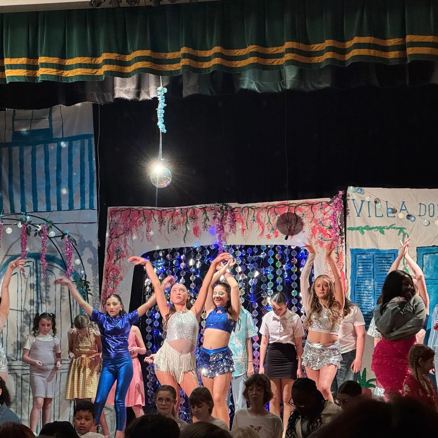 The Hunslet Club Rogues performing arts